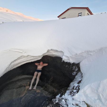 Hotel Laugarholl With Natural Hot Spring Holmavik Exteriör bild